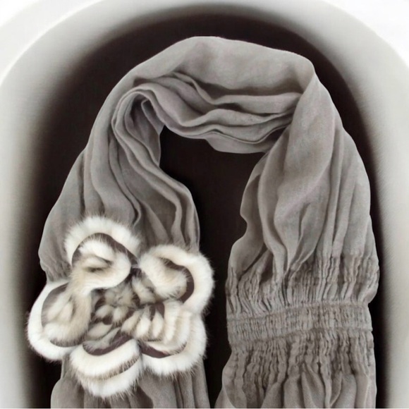 FENDI Sellaria Flower Fur Stall Cashmere/Silk Blend Scarf - Picture 2 of 16